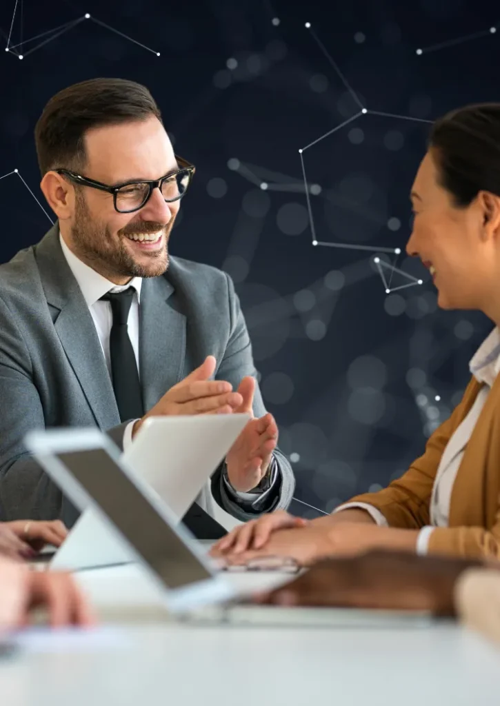 un manager échange avec une experte data